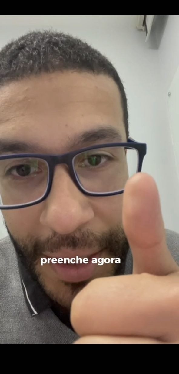Kaynã, aluno da Raos Educação, sorrindo na sala de aula